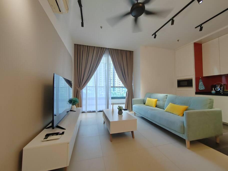 Apartment Arcoris Mont Kiara 2#163 Retails # Premium Corner 2-bedroom With Balcony Kuala Lumpur