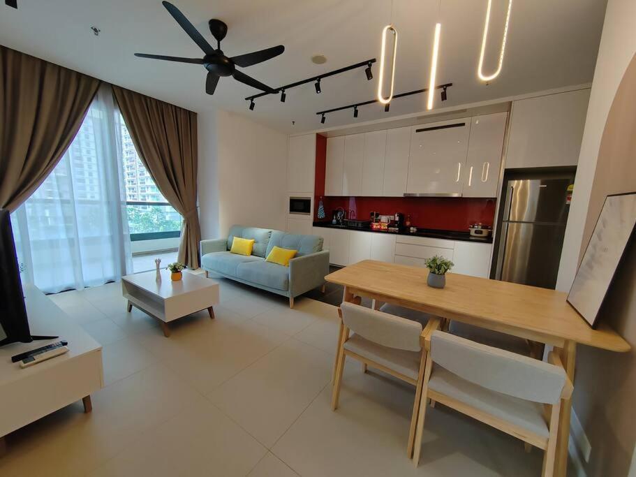 Apartment Arcoris Mont Kiara 2#163 Retails # Premium Corner 2-bedroom With Balcony Kuala Lumpur