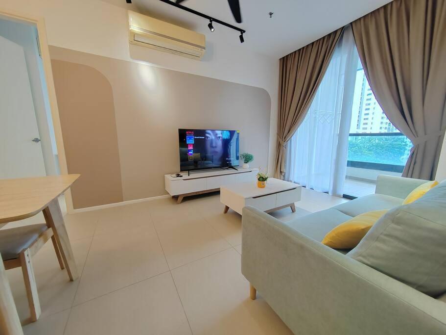 Apartment Arcoris Mont Kiara 2#163 Retails # Premium Corner 2-bedroom With Balcony Kuala Lumpur